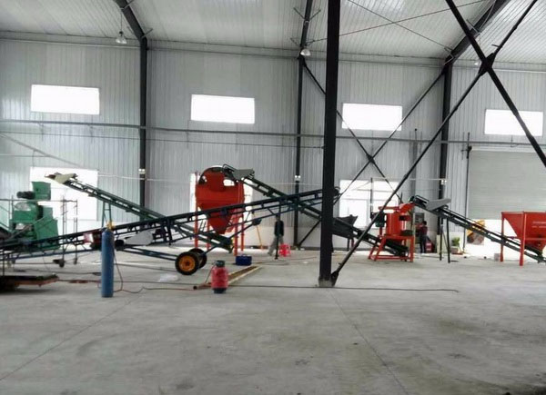 為什么有機肥加工廠在堆制糞便時會添加秸稈作為輔助原料？