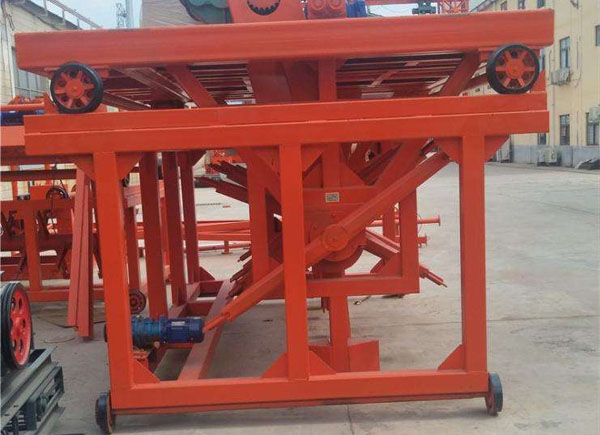 履帶式翻堆機(jī)在進(jìn)行翻拋?zhàn)鳂I(yè)時(shí)需要注意哪些問(wèn)題？